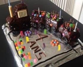 Gâteau d'anniversaire en forme de train