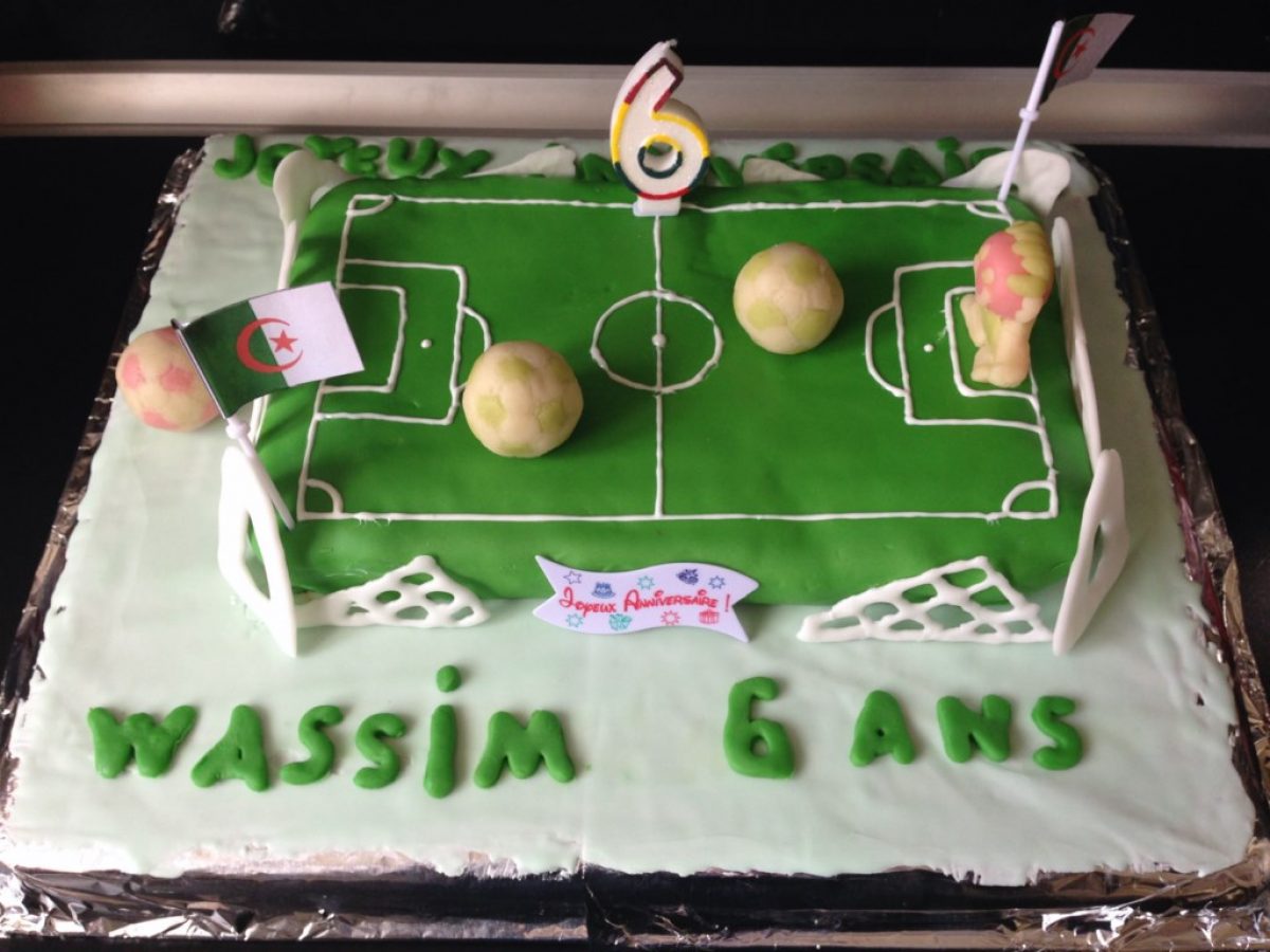 Gateau D Anniversaire En Forme De Terrain De Foot Recettes De Delphine Dans Ma Cuisine Rouge Il Y A
