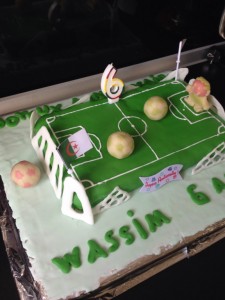 Gateau D Anniversaire En Forme De Terrain De Foot Recettes De Delphine Dans Ma Cuisine Rouge Il Y A