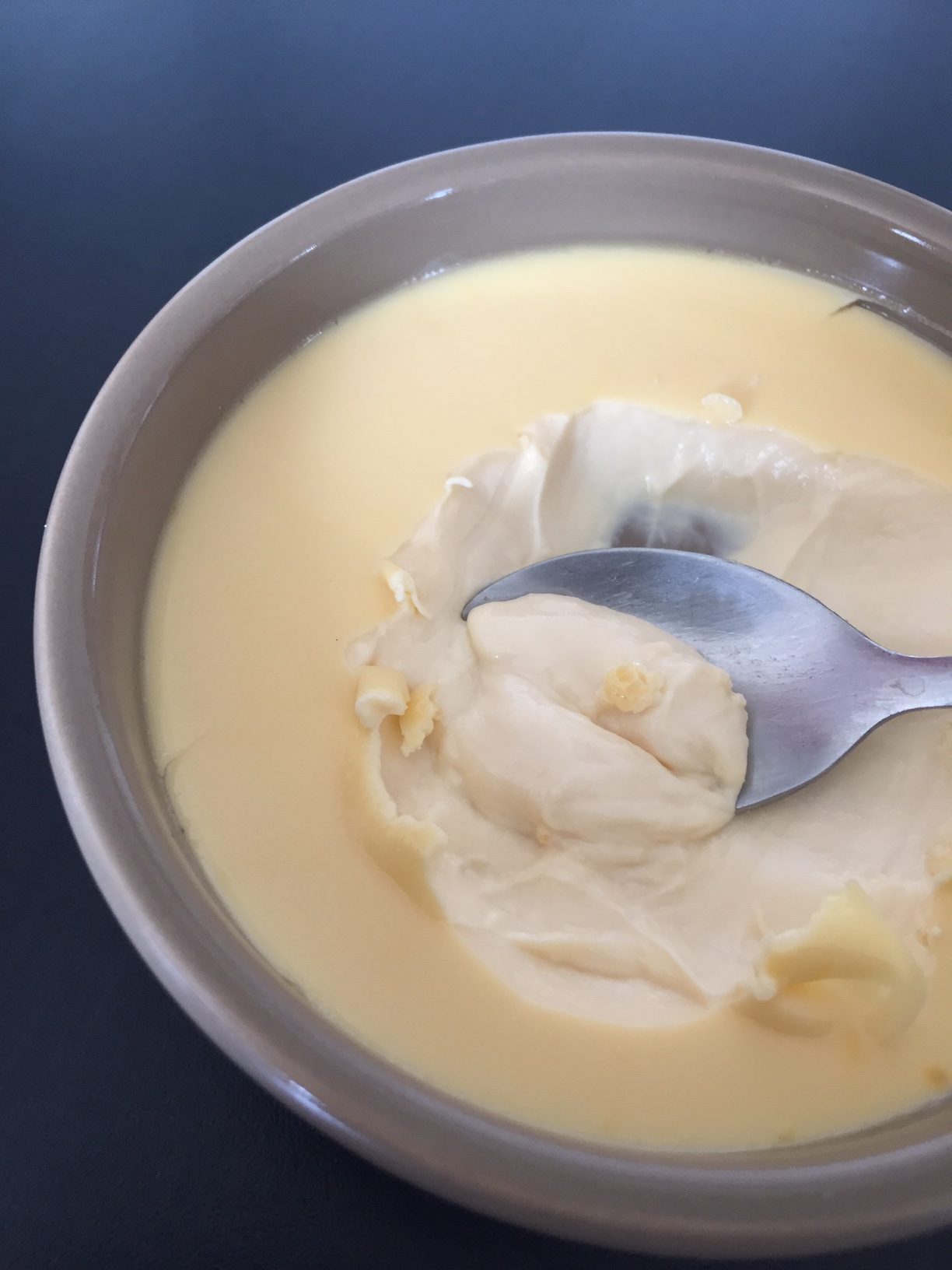 Petits pots de crème à la vanille dans ma cuisine rouge il y a...